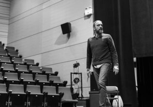 «Η αξία της ζωής»: Η νέα παράσταση του Σωτήρη Τσαφούλια έρχεται στο Ίδρυμα Μιχάλης Κακογιάννης