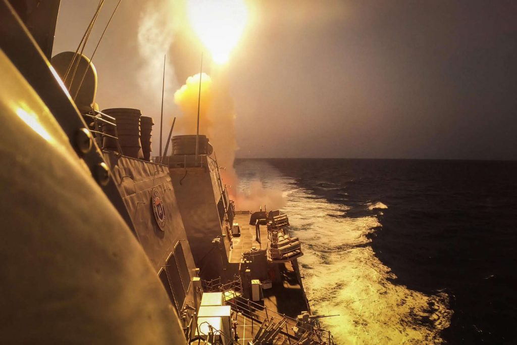 Ερυθρά Θάλασσα: Δεκάδες drones και βαλλιστικούς πυραύλους κατέρριψαν οι δυνάμεις των ΗΠΑ και της Βρετανίας