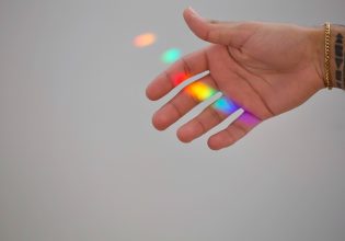 Απογοητευμένοι από το σύστημα υγείας, οι ΛΟΑΤΚΙ+ στρέφονται στην ψυχοθεραπεία και το TikTok