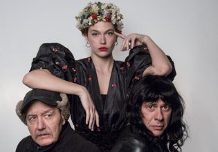 Οι Δύο Χέστηδες – Πρώτες φωτογραφίες από τη νέα παράσταση του Βασίλη Παπαβασιλείου