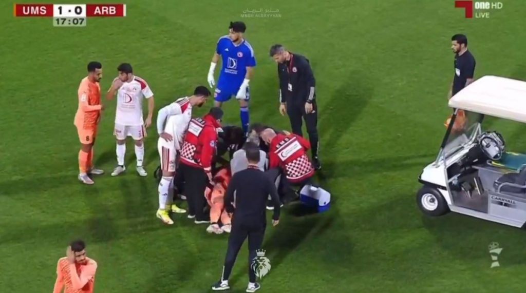 Σοκ: Κατέρρευσε ποδοσφαιριστής στο γήπεδο (Vid)