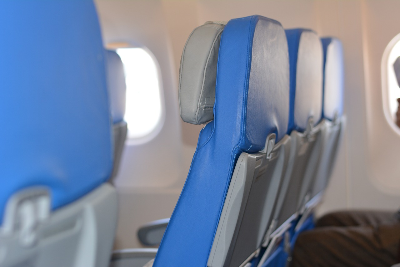 Έρχεται το τέλος των ανακλινόμενων καθισμάτων στα αεροπλάνα;