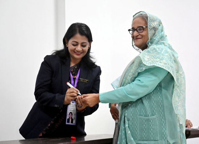 Μπανγκλαντές: Η Σέιχ Χασίνα εξασφάλισε 5η θητεία σε εκλογές «παρωδία», σύμφωνα με την αντιπολίτευση