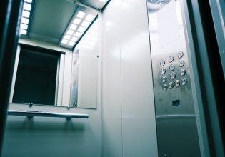 Άγιος Παντελεήμονας: Άνδρας επιτέθηκε σε δύο ανήλικες μέσα σε ασανσέρ