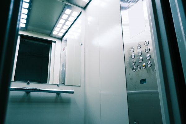 Άγιος Παντελεήμονας: Άνδρας επιτέθηκε σε δύο ανήλικες μέσα σε ασανσέρ