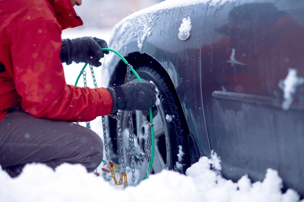 Αλυσίδες χιονιού vs αντιολισθητικές κουβέρτες: Τι να προτιμήσεις για το αυτοκίνητό σου