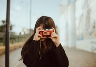 3 αναλογικές φωτογραφικές μηχανές που εισάγουν τα παιδιά στον κόσμο της φωτογραφίας