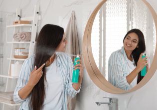 Dry shampoo: Το προϊόν ομορφιάς που δεν πρέπει να λείπει από το μπάνιο σου