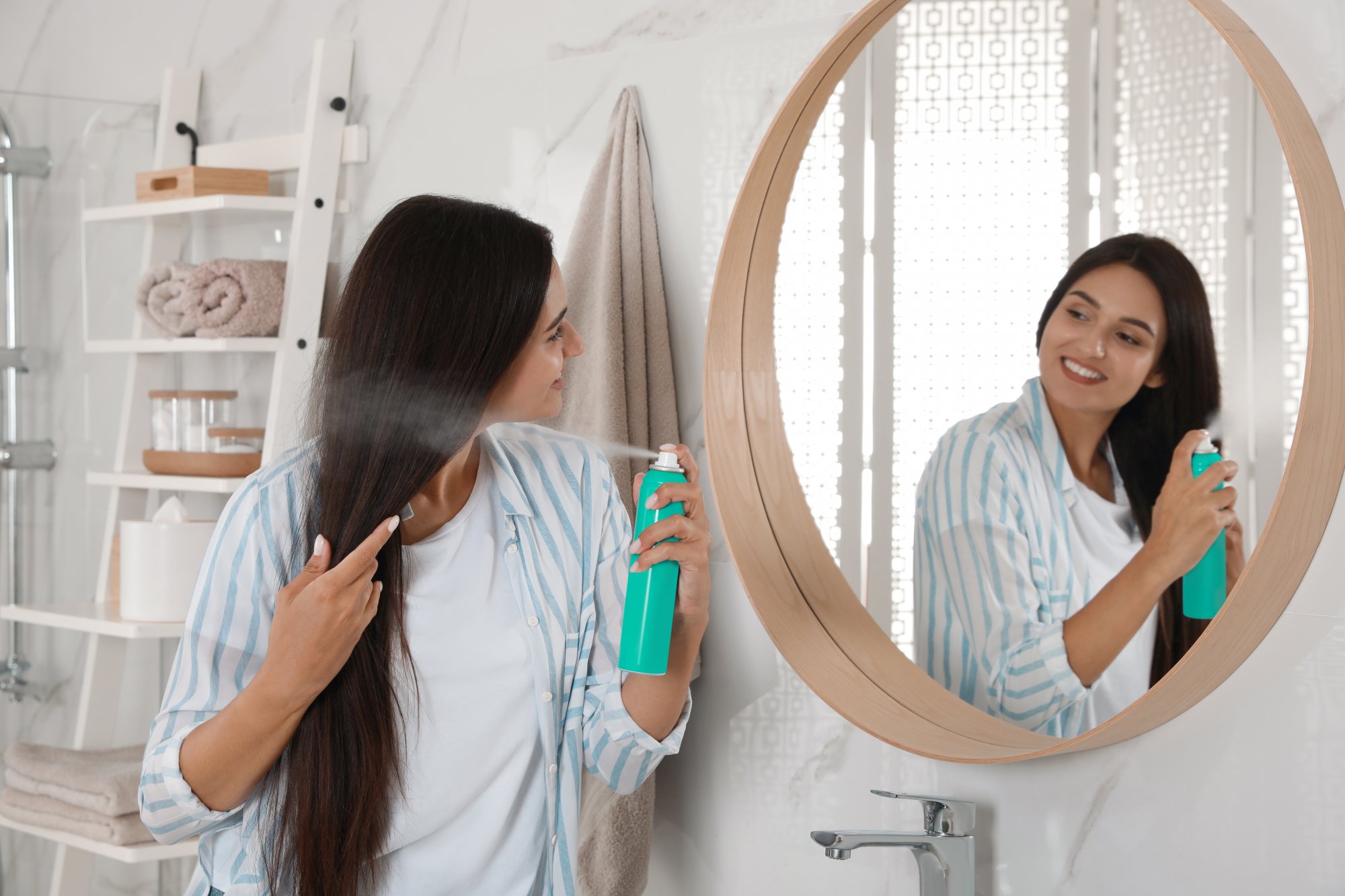 Dry shampoo: Το προϊόν ομορφιάς που δεν πρέπει να λείπει από το μπάνιο σου