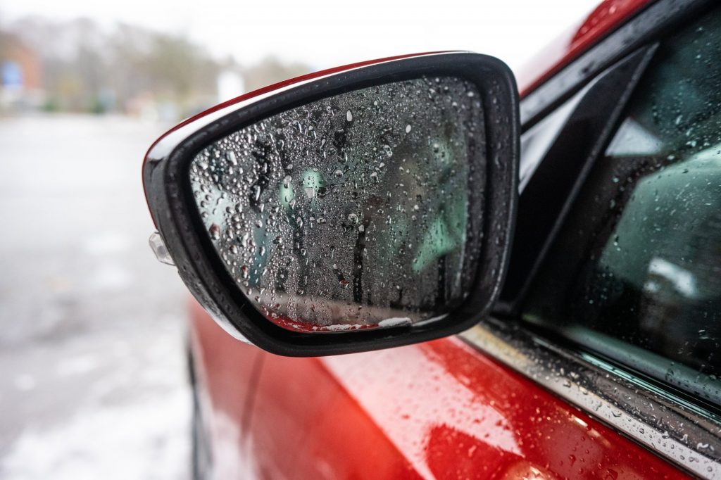 Το φθηνό τρικ για να καθαρίσετε τους καθρέπτες από το νερό της βροχής