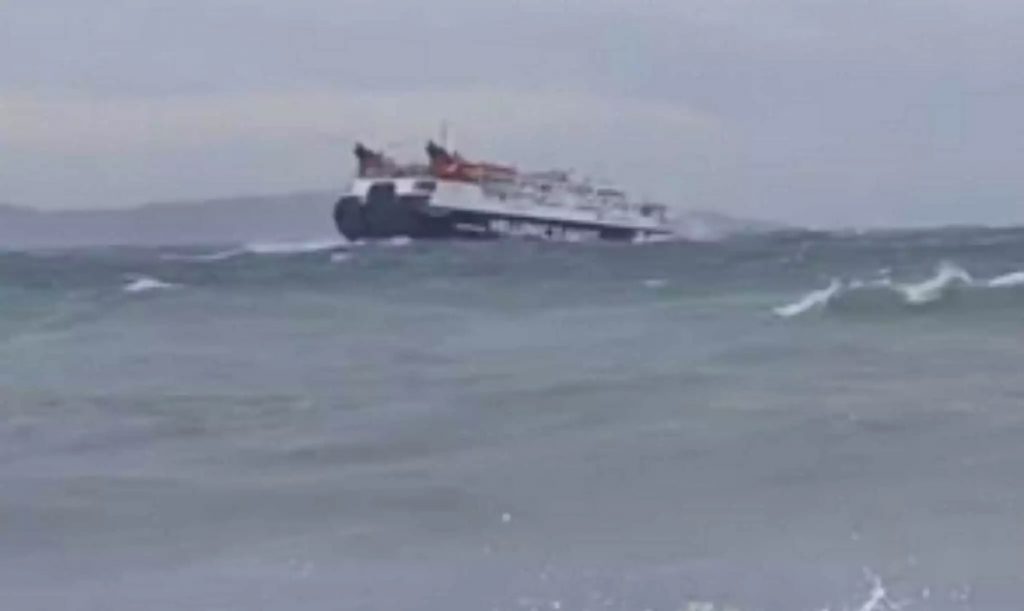 Σκόπελος: Βίντεο με το πλοίο Skiathos Express να παλεύει με τεράστια κύματα