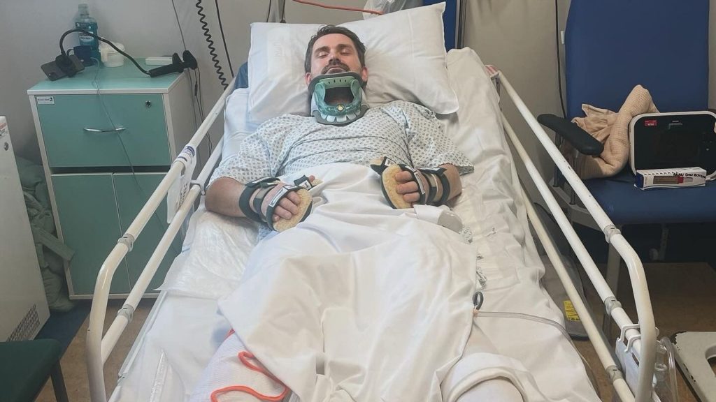 Ουαλία: Πήγε να κάνει βουτιά στα παγωμένα νερά και έμεινε παράλυτος – Κύμα του έσπασε τον λαιμό