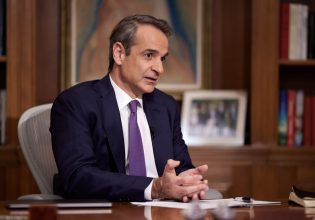 Και τώρα (γαλάζιο) «μασάζ» – Οι σκέψεις Μητσοτάκη για όσα… δεν απάντησε για τα ομόφυλα ζευγάρια