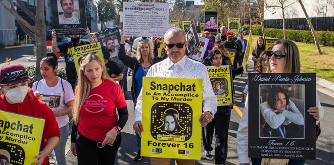 Snapchat: Πάνω από 60 οικογένειες μηνύουν την πλατφόρμα για τους θανάτους παιδιών από υπερβολική δόση