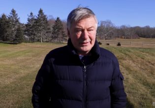 Ο Άλεκ Μπάλντουιν πουλάει τη βίλα του – Ψάχνει αγοραστές μέσω… βίντεο