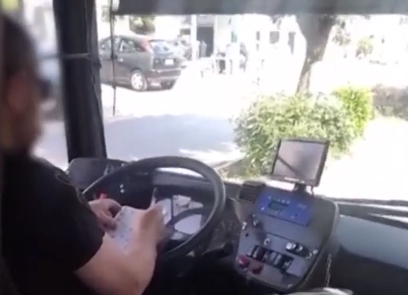 Σε διαθεσιμότητα ο οδηγός λεωφορείου που έλυνε σταυρόλεξο στο τιμόνι