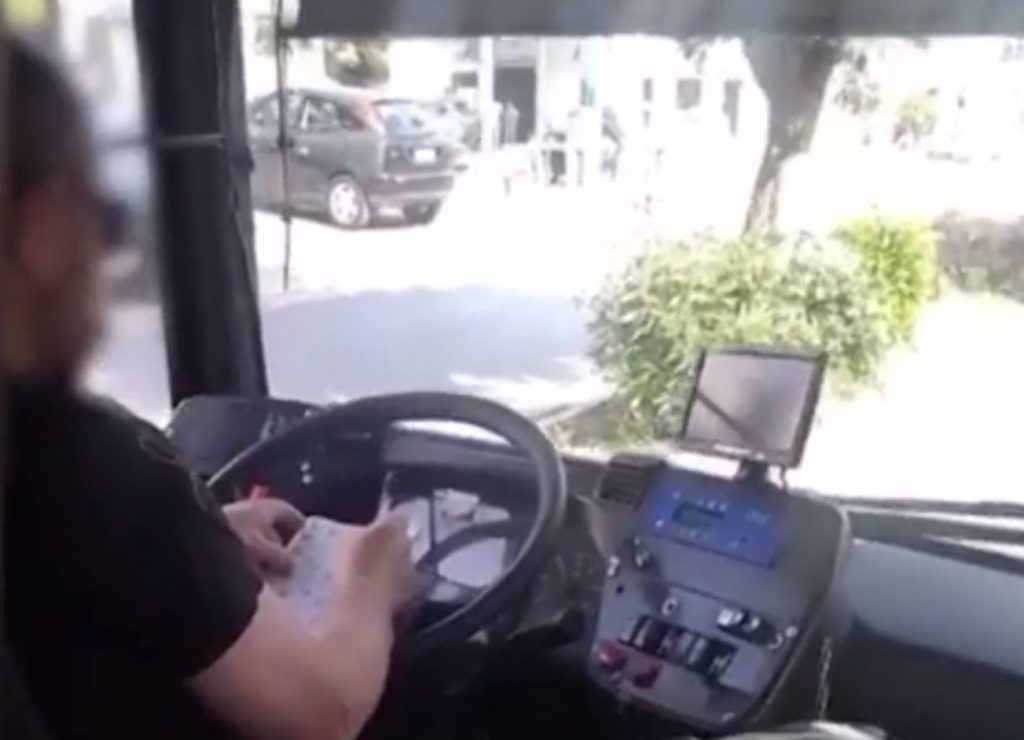 Οδηγός λεωφορείου έλυνε σταυρόλεξο στο τιμόνι