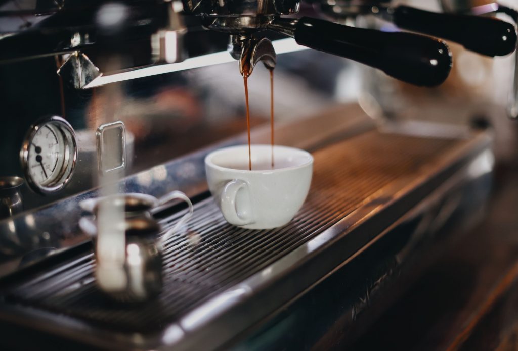 ΦΠΑ: Τι αλλάζει σε καφέ και εστίαση