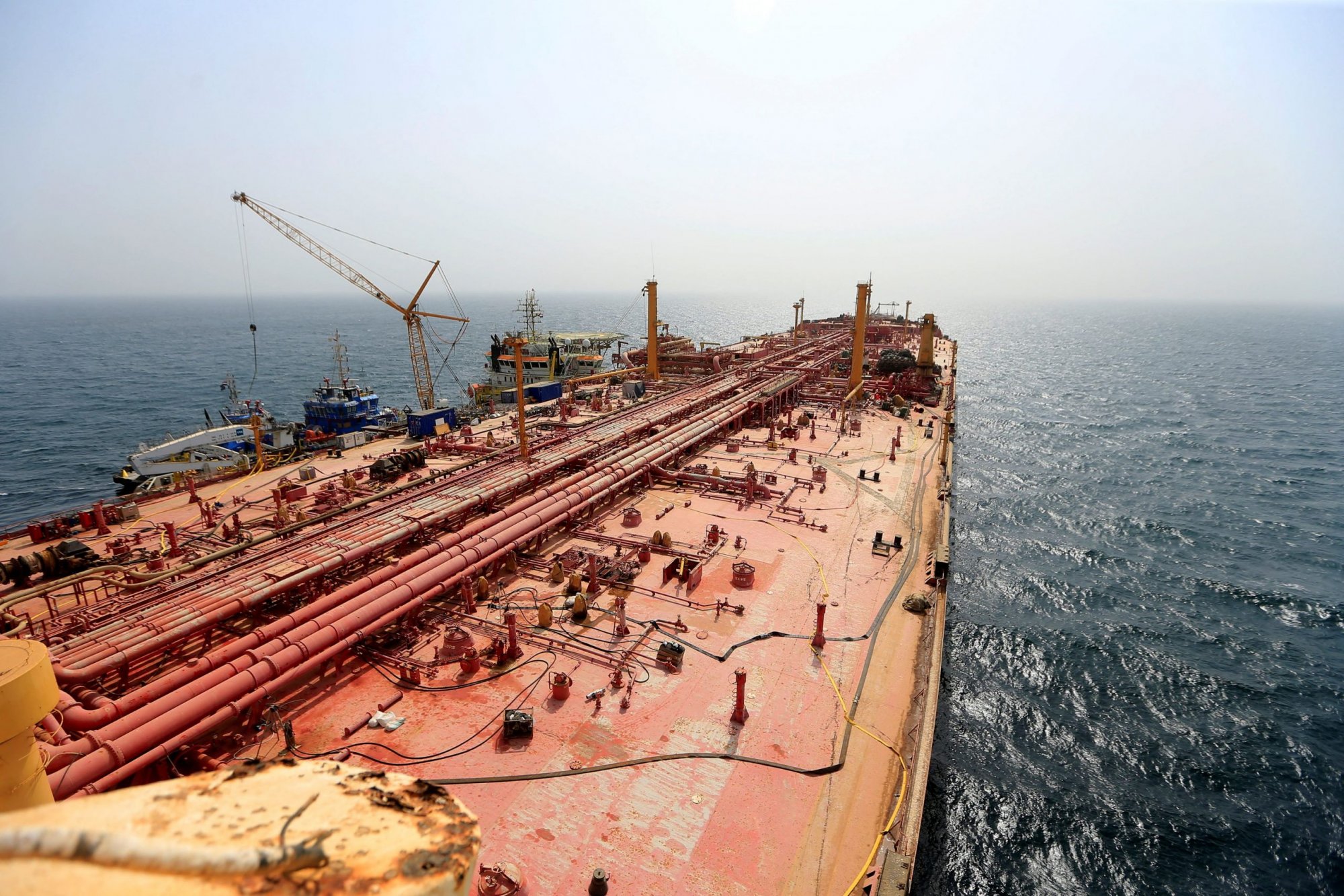 Πάνω από 100 τάνκερ αλλάζουν ρότα λόγω Χούθι - Τι γίνεται με το πετρέλαιο