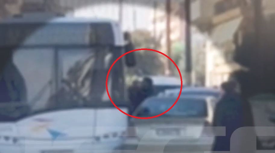 Θεσσαλονίκη: Πιάστηκαν στα χέρια στη μέση του δρόμου για ένα τρακάρισμα – Βίντεο ντοκουμέντο