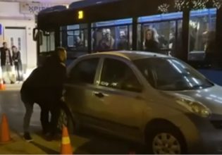 Θεσσαλονίκη: Σήκωσαν αυτοκίνητο στα χέρια για να περάσει λεωφορείο