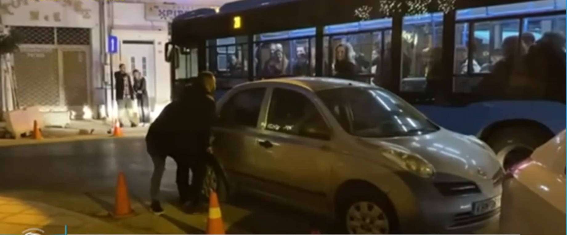 Θεσσαλονίκη: Σήκωσαν αυτοκίνητο στα χέρια για να περάσει λεωφορείο