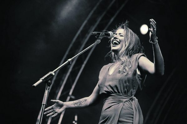 Ιουλία Καραπατάκη: «Ακουγα μέταλ και έπαιρνα 19 στη βυζαντινή μουσική»