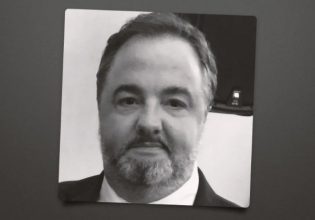 Πέθανε ο βραβευμένος με Emmy συγγραφέας του «Daily Show» Tom Johnson