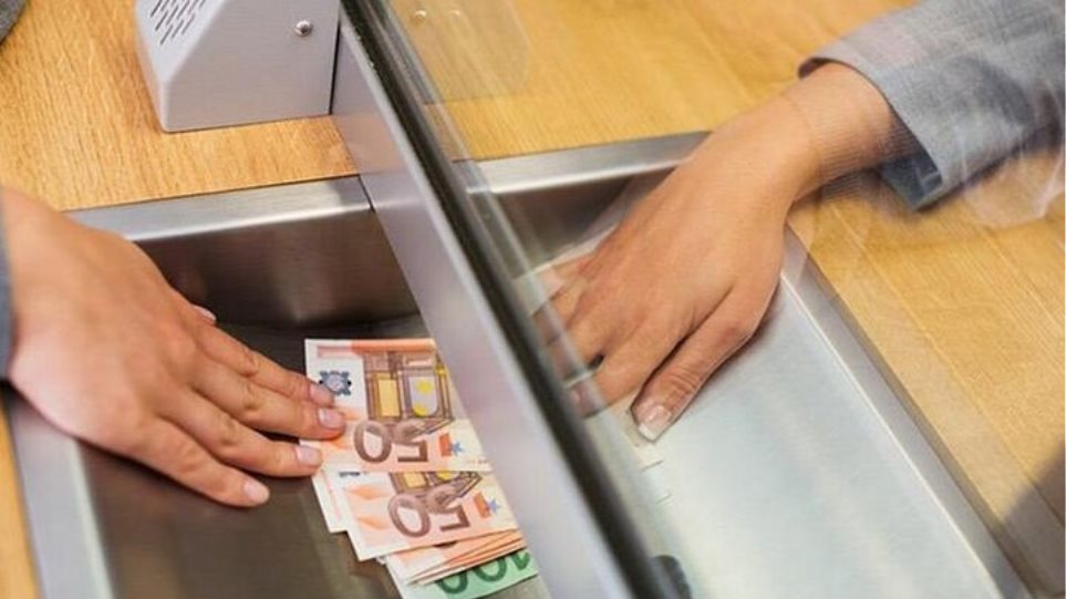 Γιατί οι Ελληνες πληρώνουν ακριβότερα τις τραπεζικές συναλλαγές