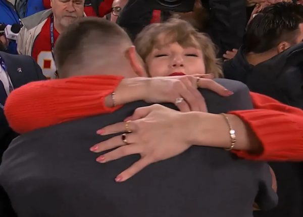 Η αγκαλιά και τα τρυφερά φιλιά της Τέιλορ Σουίφτ στον Travis Kelce