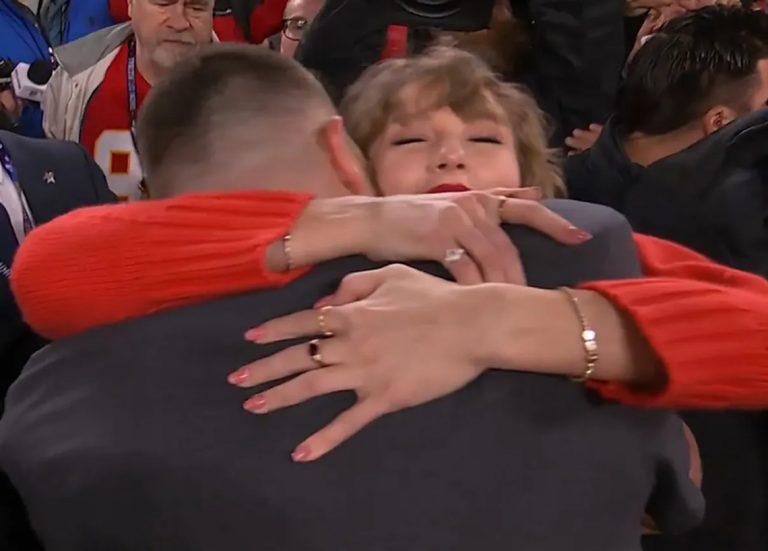 Η αγκαλιά και τα τρυφερά φιλιά της Τέιλορ Σουίφτ στον Travis Kelce