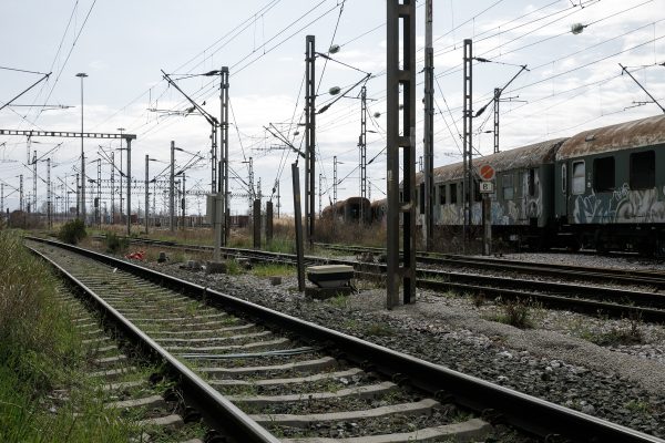 Φωτιά ανάμεσα σε Λιτόχωρο και Νέα Έφεσσο – Διακόπηκαν τα δρομολόγια του τρένου