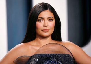 Αγνώριστη η Κάιλι Τζένερ – Έκανε τα μαλλιά της ροζ