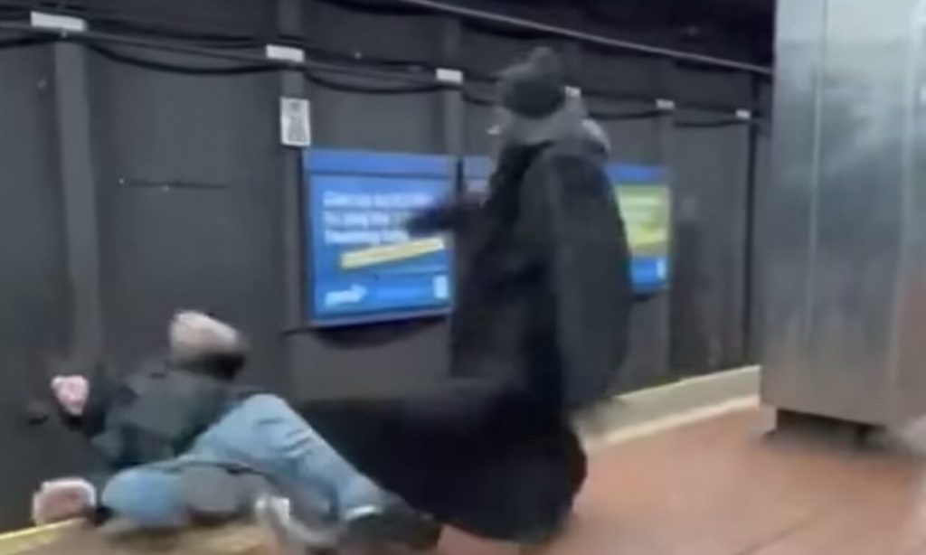 ΗΠΑ: Σκληρό βίντεο – Ξύλο στο μετρό με άνδρα να πέφτει στις γραμμές και να τον σκοτώνει το τρένο