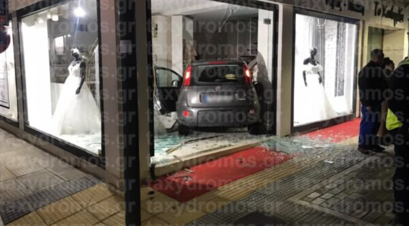 Βόλος: Αυτοκίνητο καρφώθηκε σε βιτρίνα με νυφικά