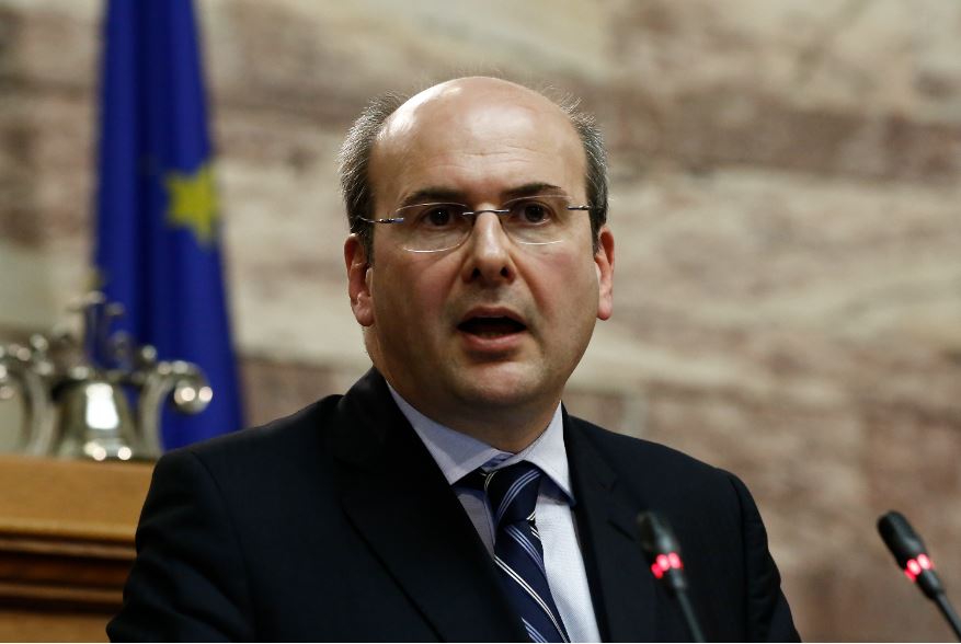 Ο Χατζηδάκης εξηγεί στο Tik Tok τις νέες ρυθμίσεις στις παραλίες