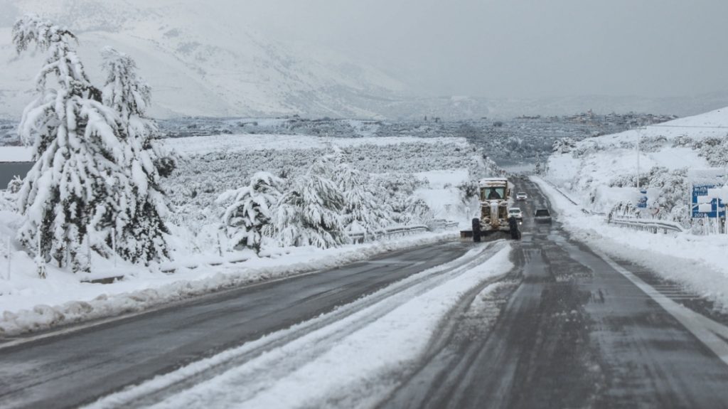 Καιρός: Χιόνια και κλειστά σχολεία στην Εύβοια – Ισχυρές βροχές και καταιγίδες