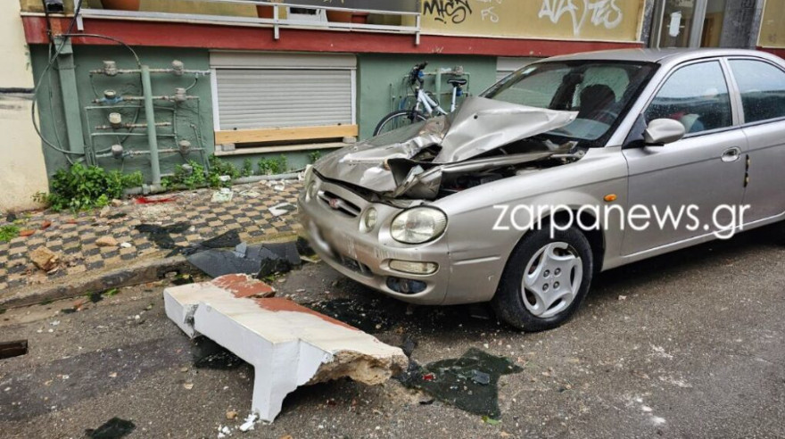 Χανιά: Σμπαράλια έγιναν δύο οχήματα που βρίσκονταν κάτω από μπαλκόνι όταν κομμάτι του κατέρρευσε