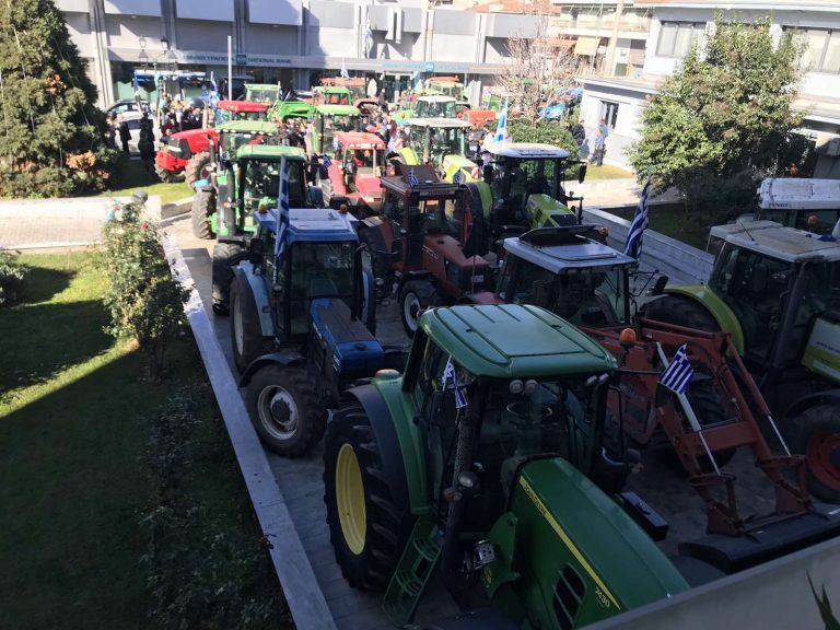 Αγρότες: Βγήκαν τα τρακτέρ και στο κέντρο του Βόλου