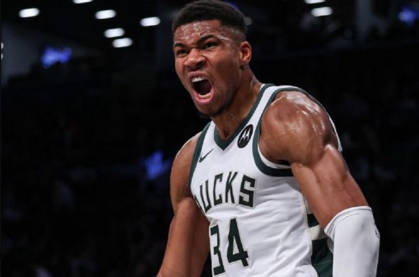 Το εντυπωσιακό κάρφωμα του Αντετοκούνμπο ξεχωρίζει στο top-10 του ΝΒΑ (vid)