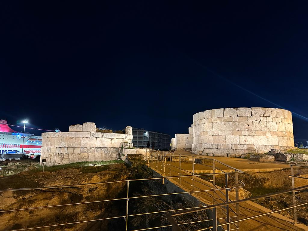 ΥΠΠΟΑ: Φωταγωγήθηκε και αποκαταστάθηκε ο αρχαιολογικός χώρος της Ηετιώνειας Πύλης στον Πειραιά