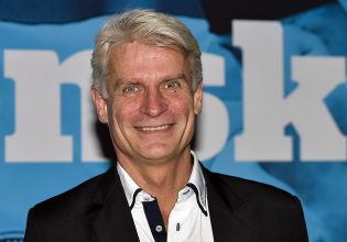 Δεν εμφανίστηκε ούτε στην τηλεδιάσκεψη ο Φρόιντφελντ – Καραπαπάς: «Παίρνει 15.000 και κάνει το φάντασμα»