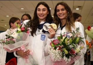 Αποθεωτική υποδοχή στα κορίτσια της καλλιτεχνικής κολύμβησης