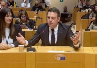 «Κανείς δεν τιμωρείται εάν ξέρει κάποιον», λέει ο Κασσελάκης για τις υποκλοπές «φωτογραφίζοντας» Δημητριάδη