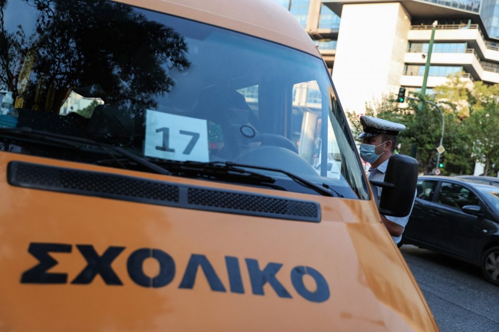 Συναγερμός στον Πειραιά – Σχολικό λεωφορείο συγκρούστηκε με αυτοκίνητο