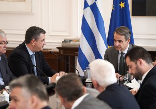 Ο Μητσοτάκης παρουσίασε στους περιφερειάρχες μηχανισμό παρακολούθησης έργων