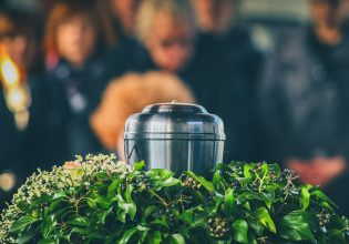 Ινδία: 52χρονη επέστρεψε στη ζωή λίγο πριν την αποτεφρώσουν