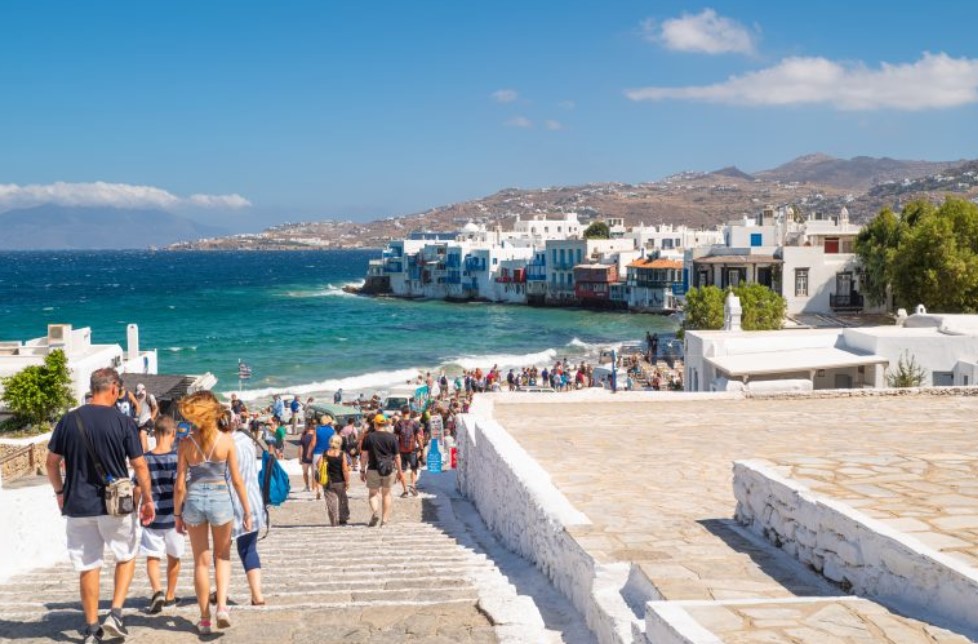 Περισσότεροι από 32 εκατ. τουρίστες επισκέφτηκαν την Ελλάδα το 2023 - Αύξηση κατά 15,7% στις εισπράξεις