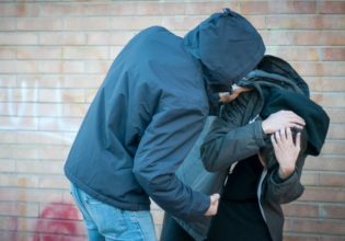 Η ανήλικη παραβατικότητα αυξήθηκε κατά 70% τα τελευταία τρία χρόνια – Σοκάρουν τα στοιχεία της ΕΛ.ΑΣ.