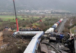 Τέμπη: Ένας χρόνος από την τραγωδία – Ετήσιο μνημόσυνο για τα θύματα του δυστυχήματος